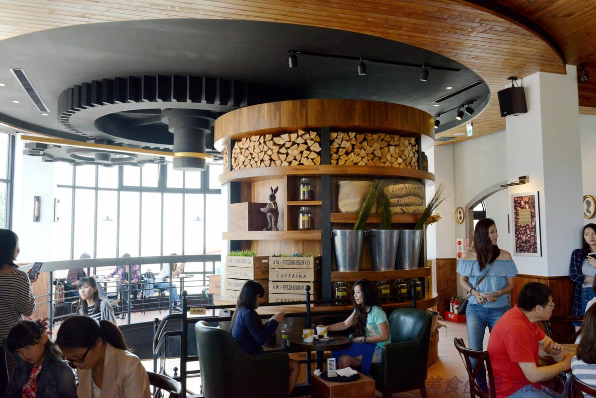 [台中西屯]卡啡那Caffaina Coffee Gallery 台中店 – 台中最有質感的咖啡廳,超氣派外觀,店內裝潢風格有點像是圖書館和藝廊,加上特殊的意境建築設計,感覺超棒 !! 餐點種類多,甜點夠水準、咖啡也不錯