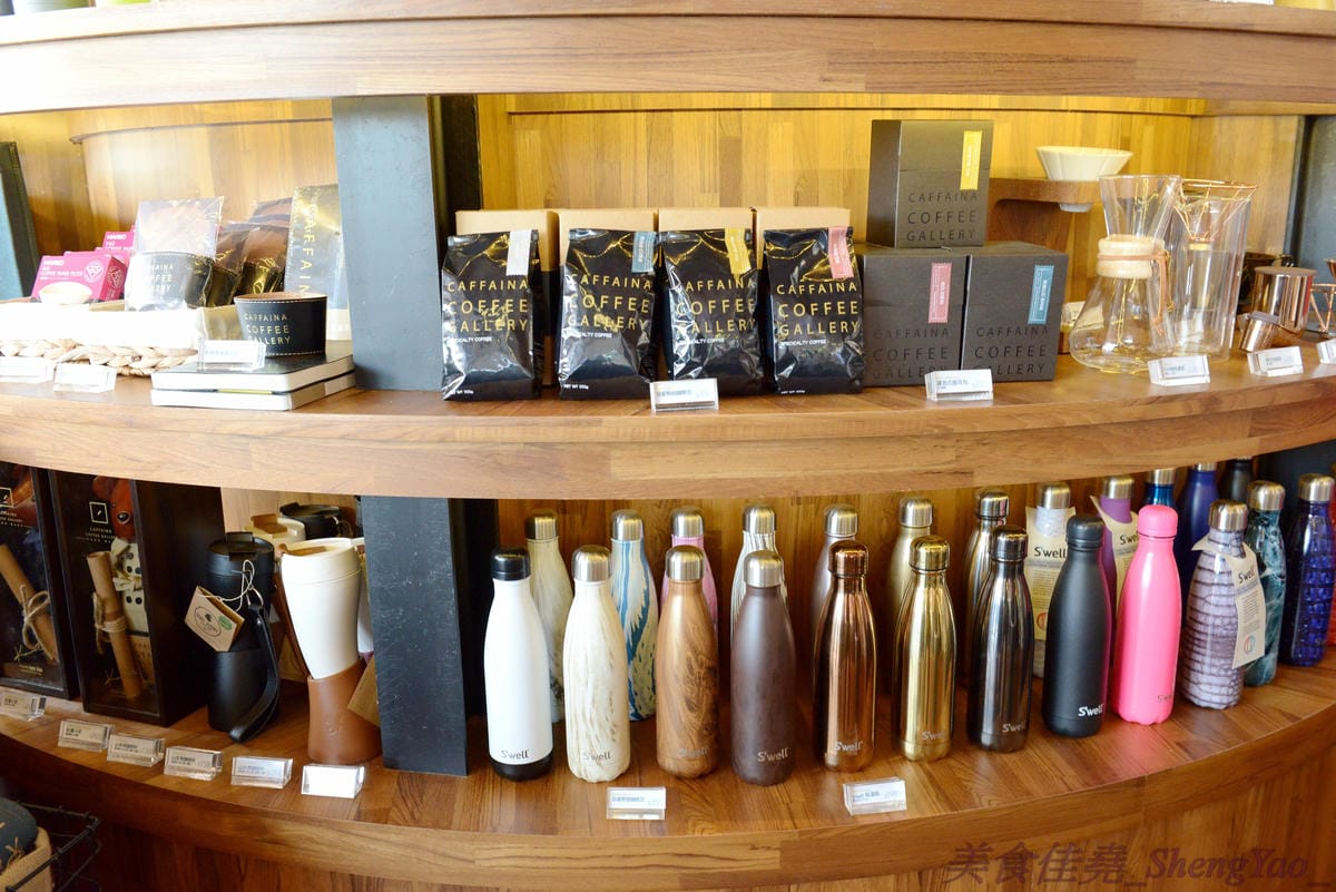 [台中西屯]卡啡那Caffaina Coffee Gallery 台中店 – 台中最有質感的咖啡廳,超氣派外觀,店內裝潢風格有點像是圖書館和藝廊,加上特殊的意境建築設計,感覺超棒 !! 餐點種類多,甜點夠水準、咖啡也不錯