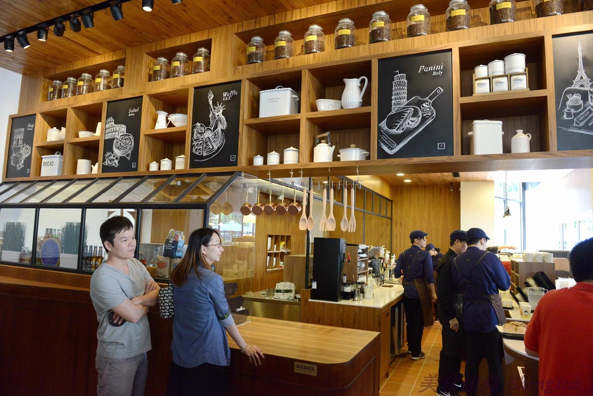 [台中西屯]卡啡那Caffaina Coffee Gallery 台中店 – 台中最有質感的咖啡廳,超氣派外觀,店內裝潢風格有點像是圖書館和藝廊,加上特殊的意境建築設計,感覺超棒 !! 餐點種類多,甜點夠水準、咖啡也不錯