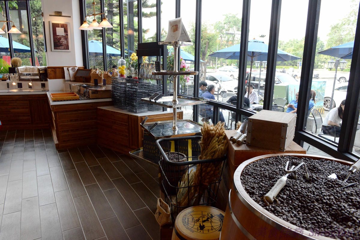 [台中西屯]卡啡那Caffaina Coffee Gallery 台中店 – 台中最有質感的咖啡廳,超氣派外觀,店內裝潢風格有點像是圖書館和藝廊,加上特殊的意境建築設計,感覺超棒 !! 餐點種類多,甜點夠水準、咖啡也不錯