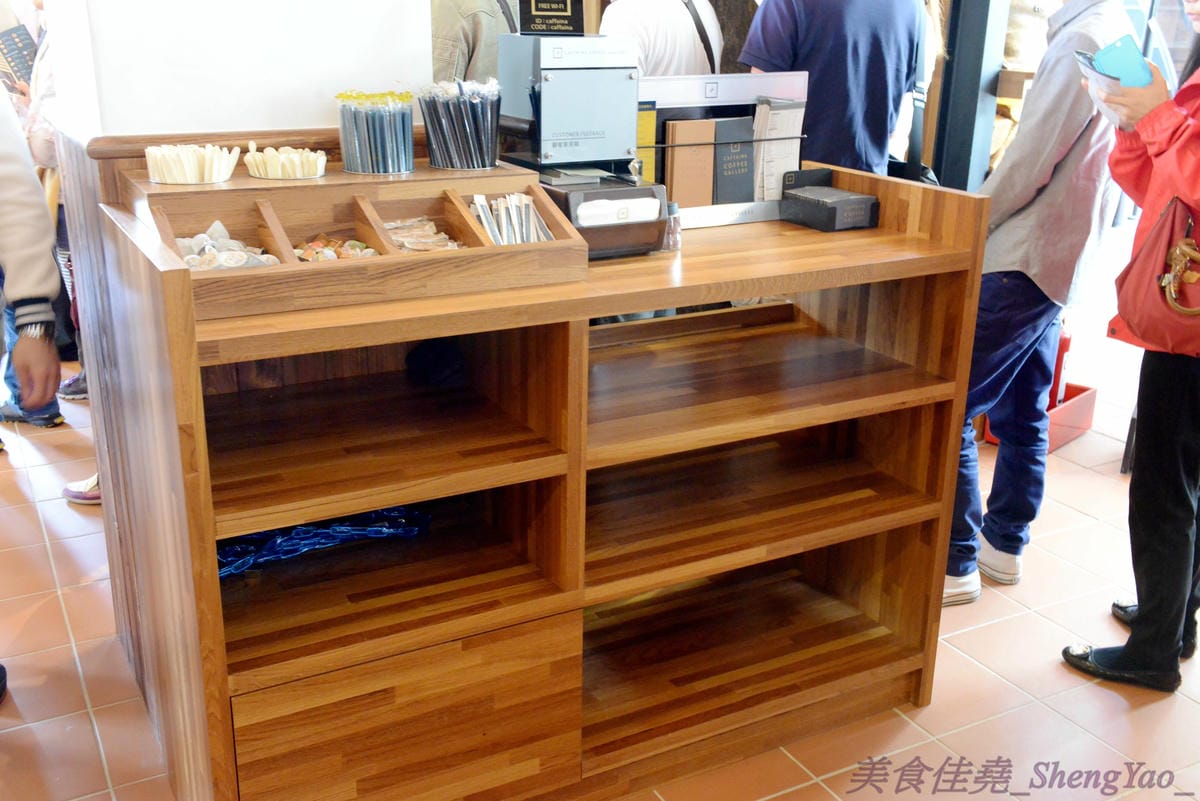 [台中西屯]卡啡那Caffaina Coffee Gallery 台中店 – 台中最有質感的咖啡廳,超氣派外觀,店內裝潢風格有點像是圖書館和藝廊,加上特殊的意境建築設計,感覺超棒 !! 餐點種類多,甜點夠水準、咖啡也不錯