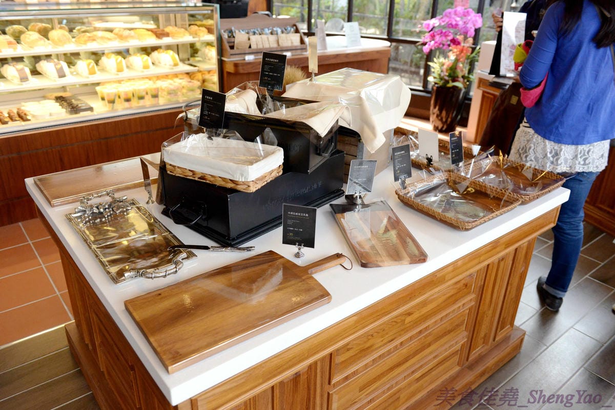 [台中西屯]卡啡那Caffaina Coffee Gallery 台中店 – 台中最有質感的咖啡廳,超氣派外觀,店內裝潢風格有點像是圖書館和藝廊,加上特殊的意境建築設計,感覺超棒 !! 餐點種類多,甜點夠水準、咖啡也不錯