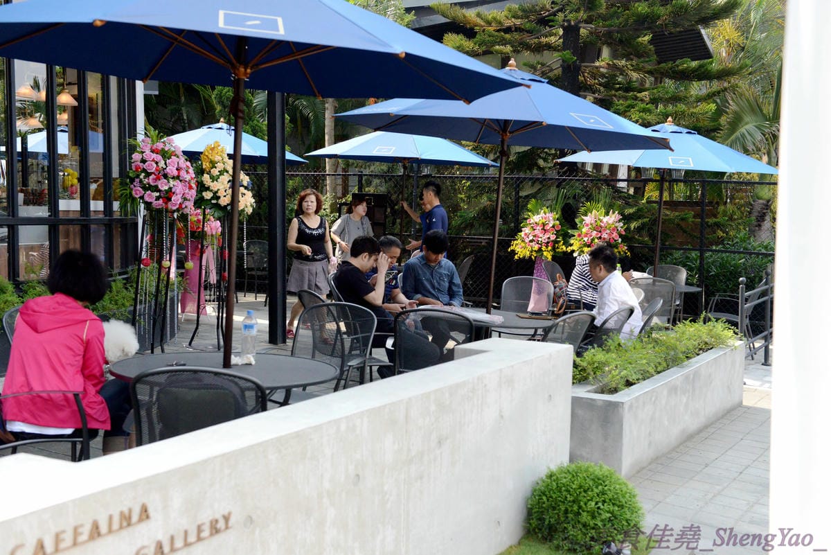 [台中西屯]卡啡那Caffaina Coffee Gallery 台中店 – 台中最有質感的咖啡廳,超氣派外觀,店內裝潢風格有點像是圖書館和藝廊,加上特殊的意境建築設計,感覺超棒 !! 餐點種類多,甜點夠水準、咖啡也不錯