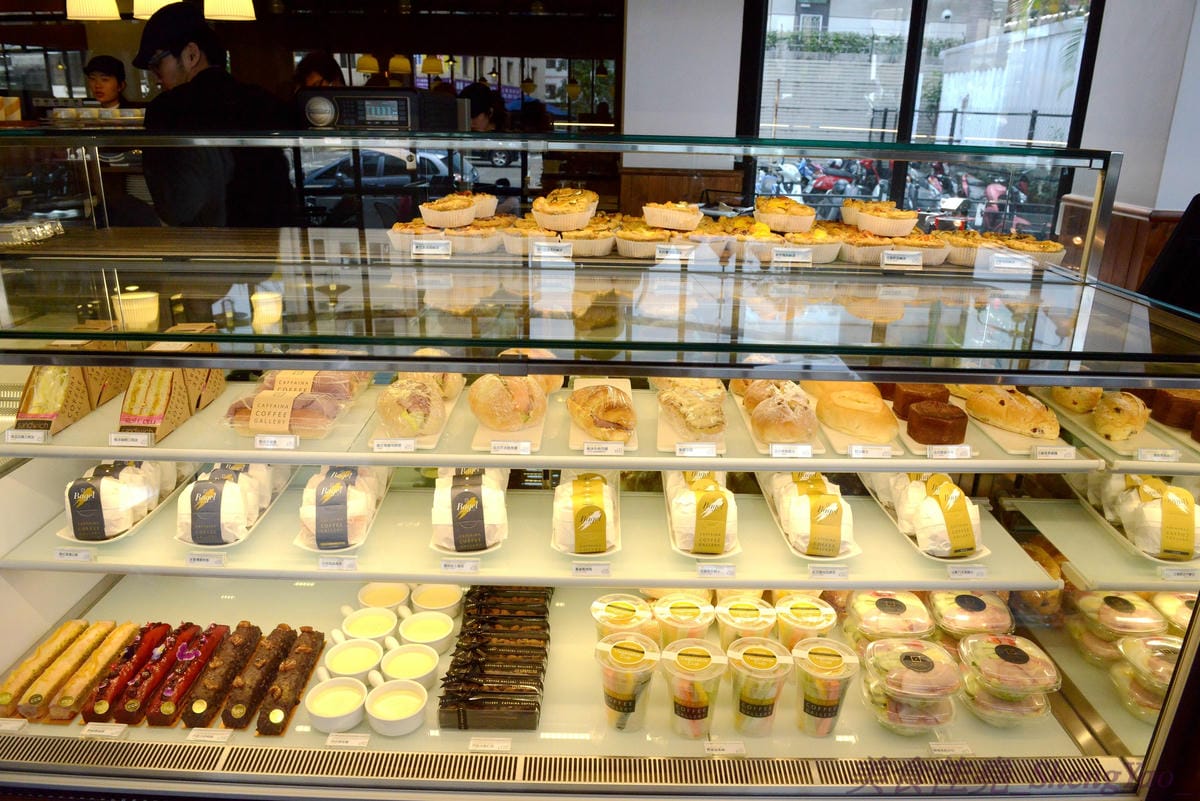 [台中西屯]卡啡那Caffaina Coffee Gallery 台中店 – 台中最有質感的咖啡廳,超氣派外觀,店內裝潢風格有點像是圖書館和藝廊,加上特殊的意境建築設計,感覺超棒 !! 餐點種類多,甜點夠水準、咖啡也不錯