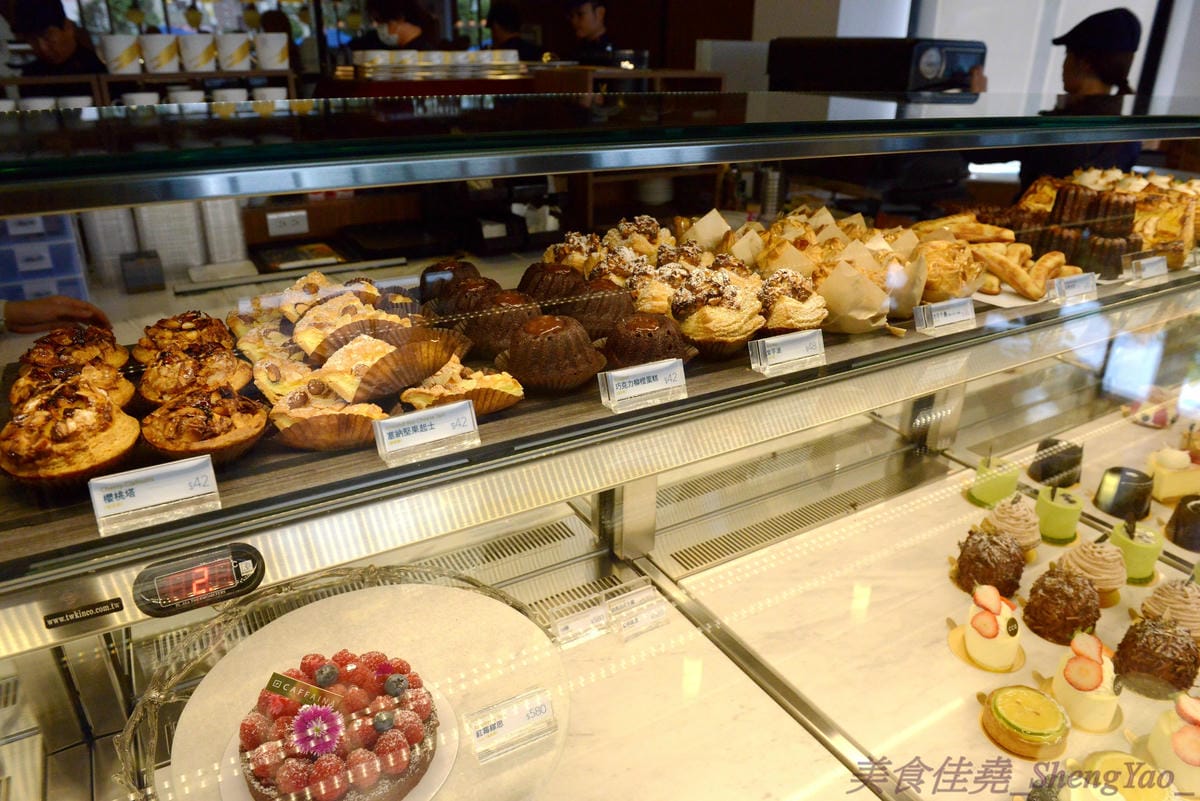 [台中西屯]卡啡那Caffaina Coffee Gallery 台中店 – 台中最有質感的咖啡廳,超氣派外觀,店內裝潢風格有點像是圖書館和藝廊,加上特殊的意境建築設計,感覺超棒 !! 餐點種類多,甜點夠水準、咖啡也不錯