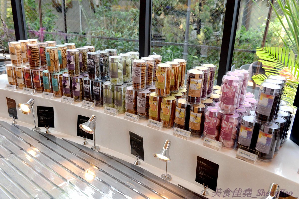 [台中西屯]卡啡那Caffaina Coffee Gallery 台中店 – 台中最有質感的咖啡廳,超氣派外觀,店內裝潢風格有點像是圖書館和藝廊,加上特殊的意境建築設計,感覺超棒 !! 餐點種類多,甜點夠水準、咖啡也不錯