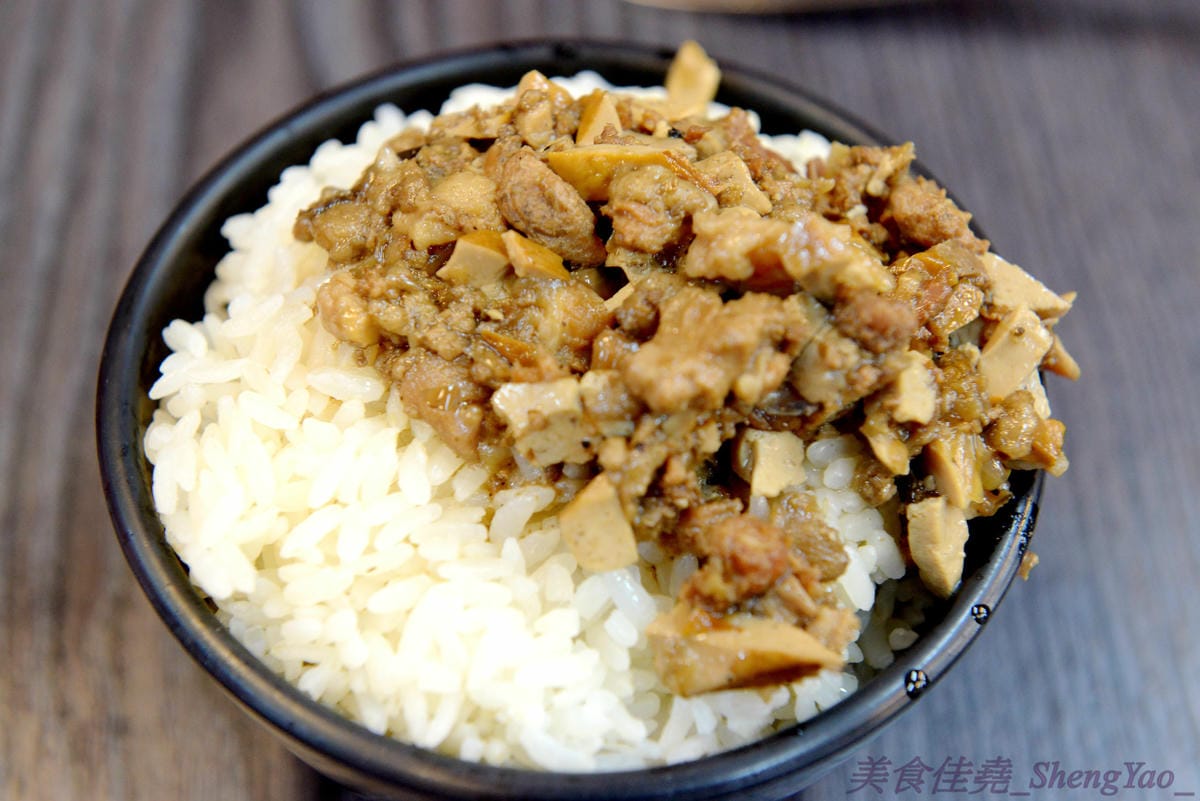[台中沙鹿]饌囍堂臭臭鍋 靜宜店 – 彰化開上來的小火鍋連鎖店,類似”五路鍋聖”強化版,百元出頭價格,內用白飯肉燥、飲料和冰品一律免費。