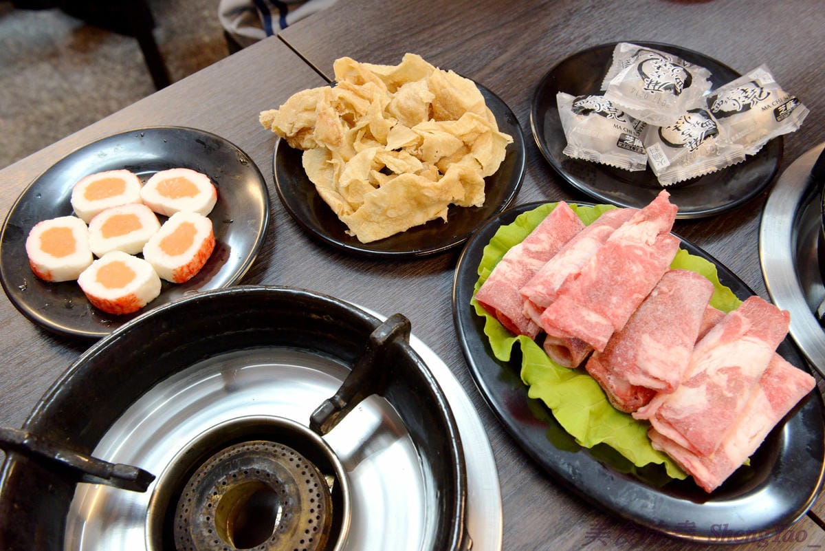 [台中沙鹿]饌囍堂臭臭鍋 靜宜店 – 彰化開上來的小火鍋連鎖店,類似”五路鍋聖”強化版,百元出頭價格,內用白飯肉燥、飲料和冰品一律免費。