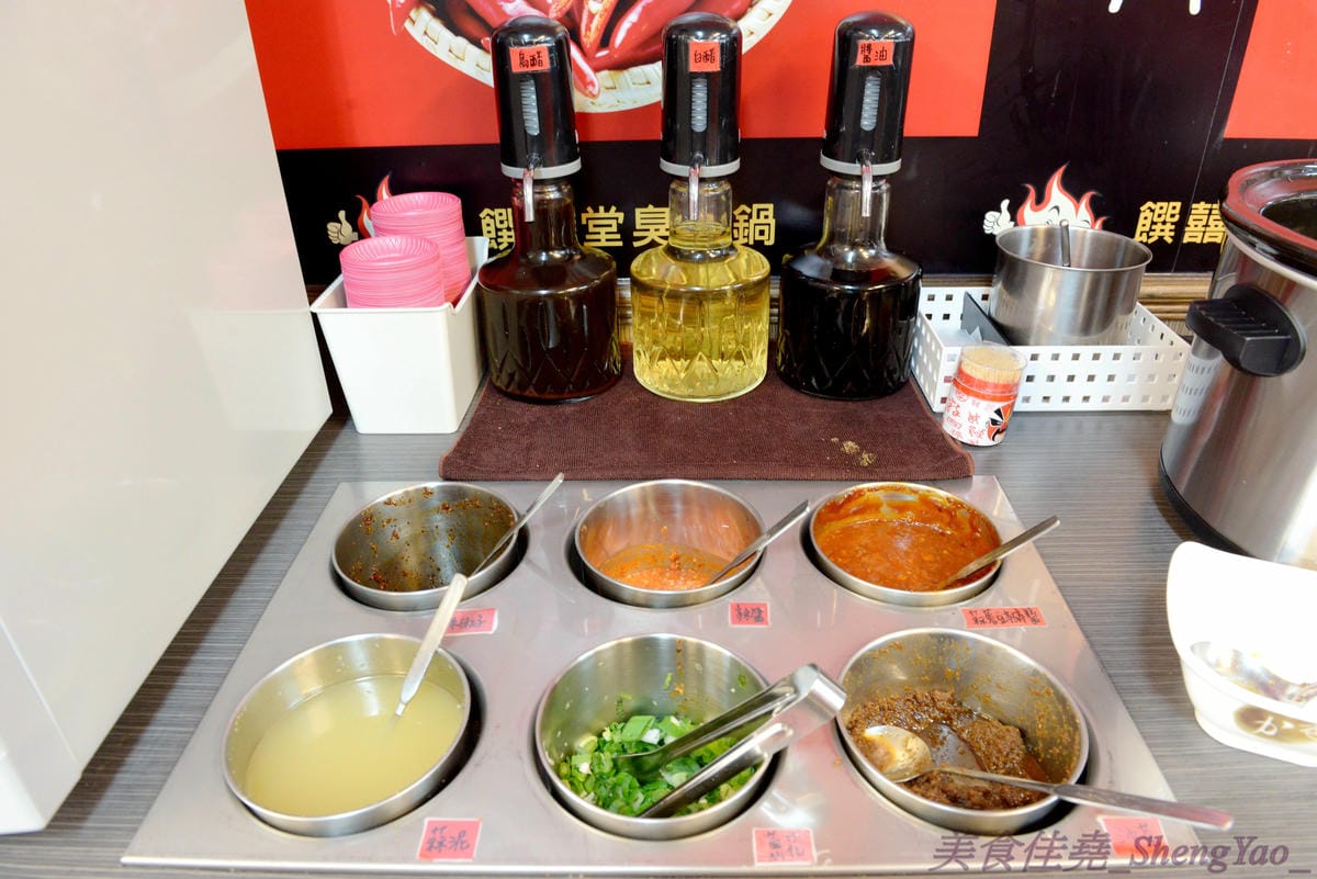 [台中沙鹿]饌囍堂臭臭鍋 靜宜店 – 彰化開上來的小火鍋連鎖店,類似”五路鍋聖”強化版,百元出頭價格,內用白飯肉燥、飲料和冰品一律免費。