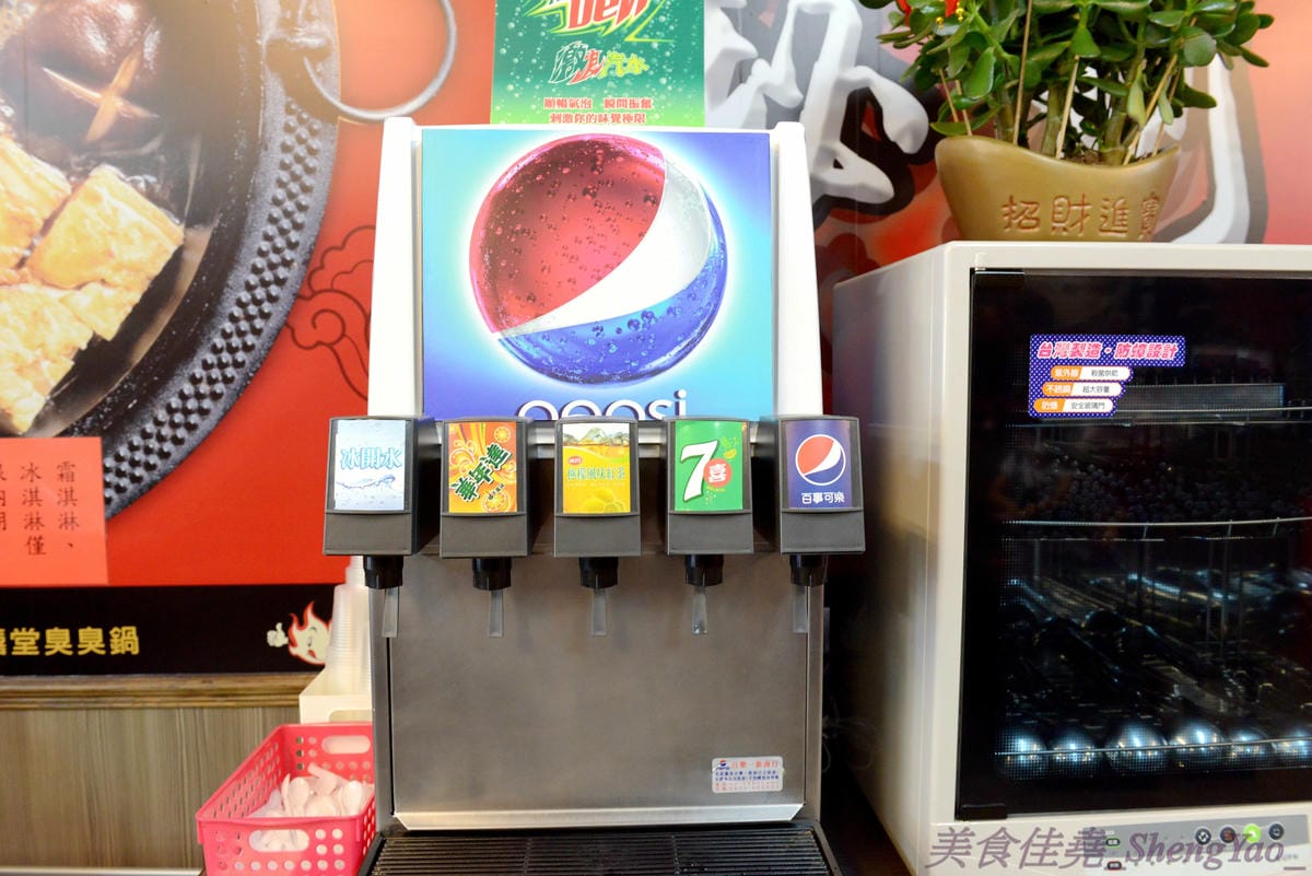 [台中沙鹿]饌囍堂臭臭鍋 靜宜店 – 彰化開上來的小火鍋連鎖店,類似”五路鍋聖”強化版,百元出頭價格,內用白飯肉燥、飲料和冰品一律免費。
