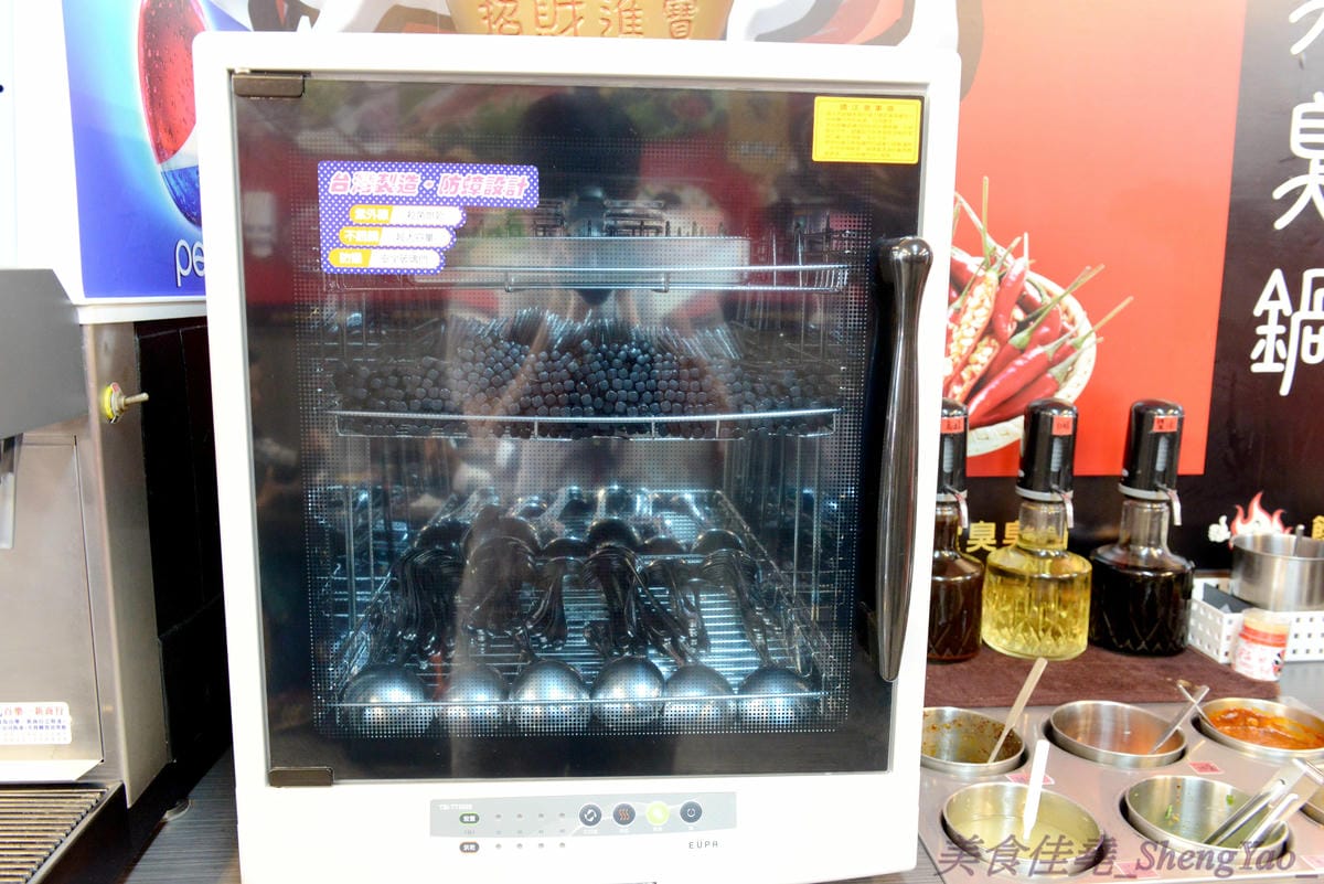 [台中沙鹿]饌囍堂臭臭鍋 靜宜店 – 彰化開上來的小火鍋連鎖店,類似”五路鍋聖”強化版,百元出頭價格,內用白飯肉燥、飲料和冰品一律免費。