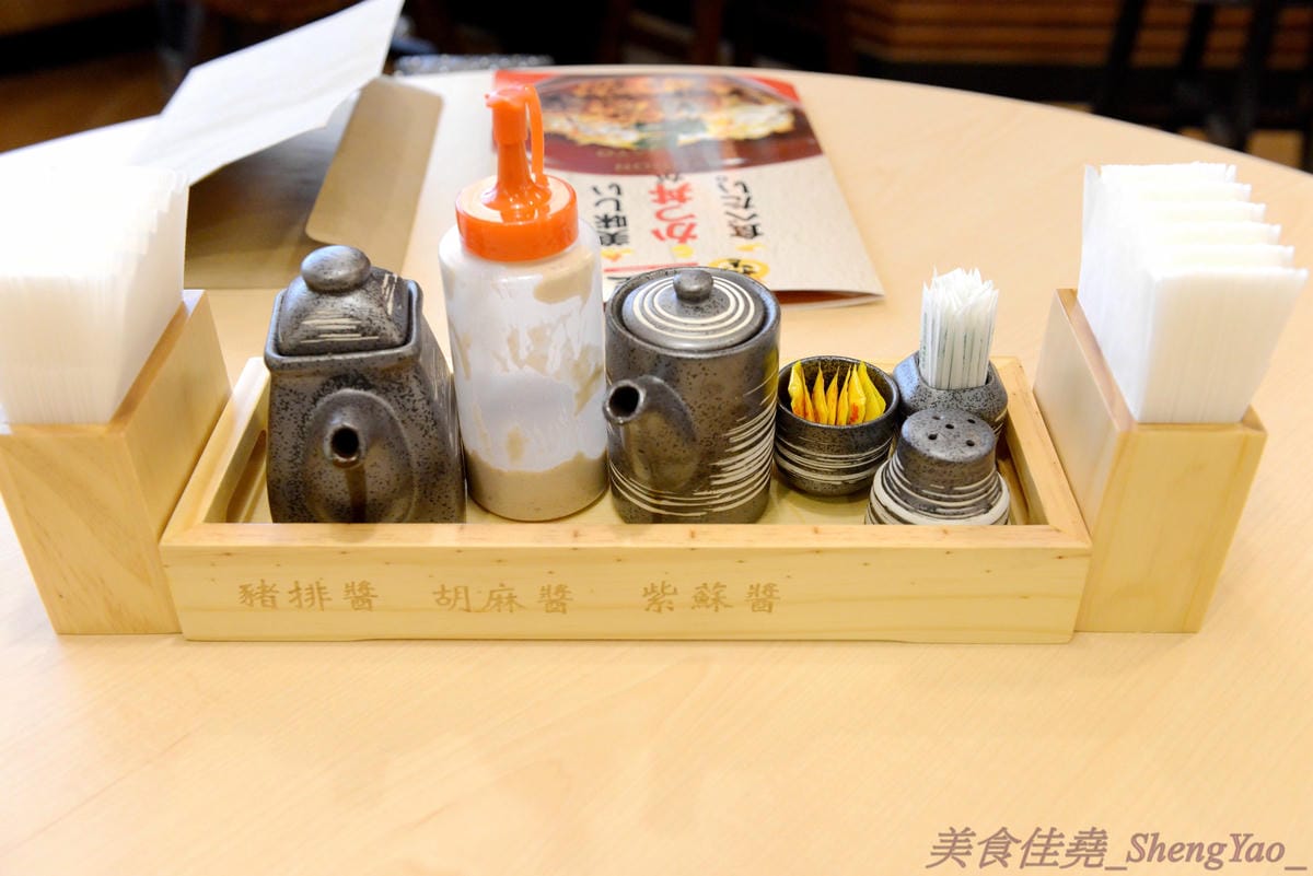 [台中西屯]勝里日式豬排專賣店 台中大遠百店 -來自名東京古屋愛知縣的人氣平價豬排連鎖專賣店,台灣第二家分店,豬排厚實有咬勁、外皮麵衣也頗有特色,口感令人印象深刻。(已歇業)