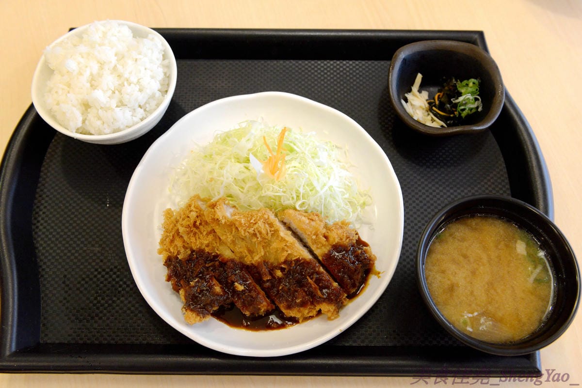[台中西屯]勝里日式豬排專賣店 台中大遠百店 -來自名東京古屋愛知縣的人氣平價豬排連鎖專賣店,台灣第二家分店,豬排厚實有咬勁、外皮麵衣也頗有特色,口感令人印象深刻。(已歇業)