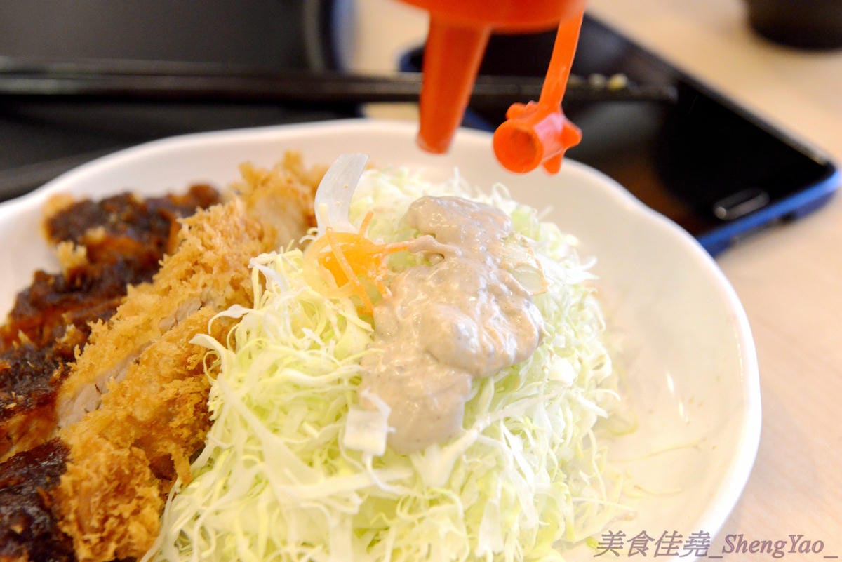 [台中西屯]勝里日式豬排專賣店 台中大遠百店 -來自名東京古屋愛知縣的人氣平價豬排連鎖專賣店,台灣第二家分店,豬排厚實有咬勁、外皮麵衣也頗有特色,口感令人印象深刻。(已歇業)