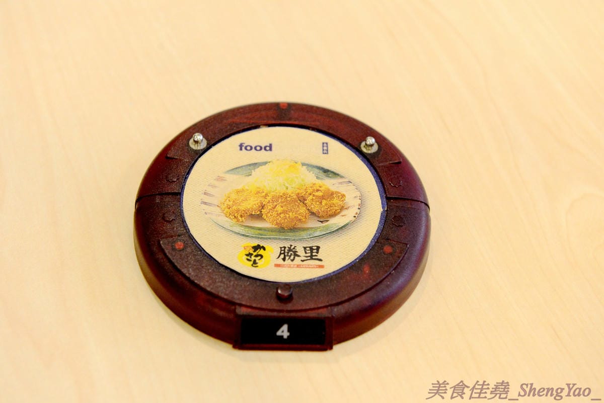 [台中西屯]勝里日式豬排專賣店 台中大遠百店 -來自名東京古屋愛知縣的人氣平價豬排連鎖專賣店,台灣第二家分店,豬排厚實有咬勁、外皮麵衣也頗有特色,口感令人印象深刻。(已歇業)