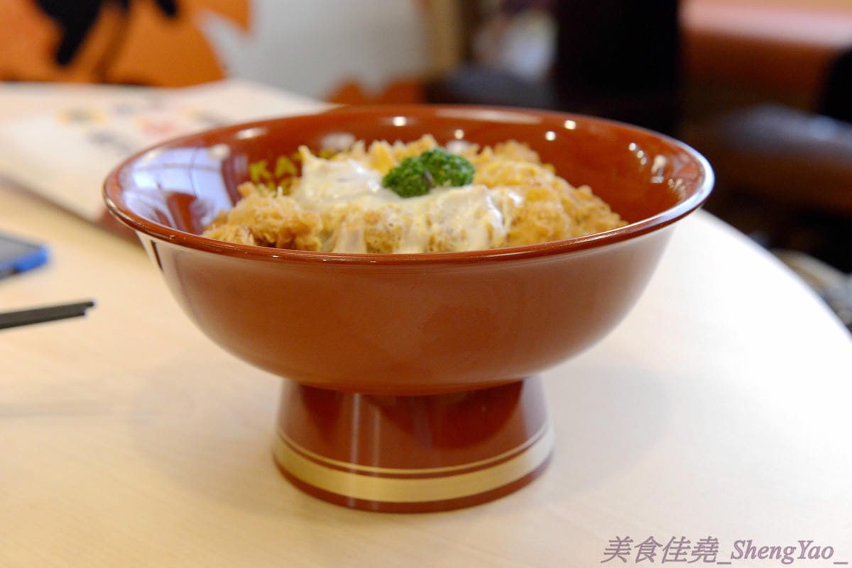 [台中西屯]勝里日式豬排專賣店 台中大遠百店 -來自名東京古屋愛知縣的人氣平價豬排連鎖專賣店,台灣第二家分店,豬排厚實有咬勁、外皮麵衣也頗有特色,口感令人印象深刻。(已歇業)