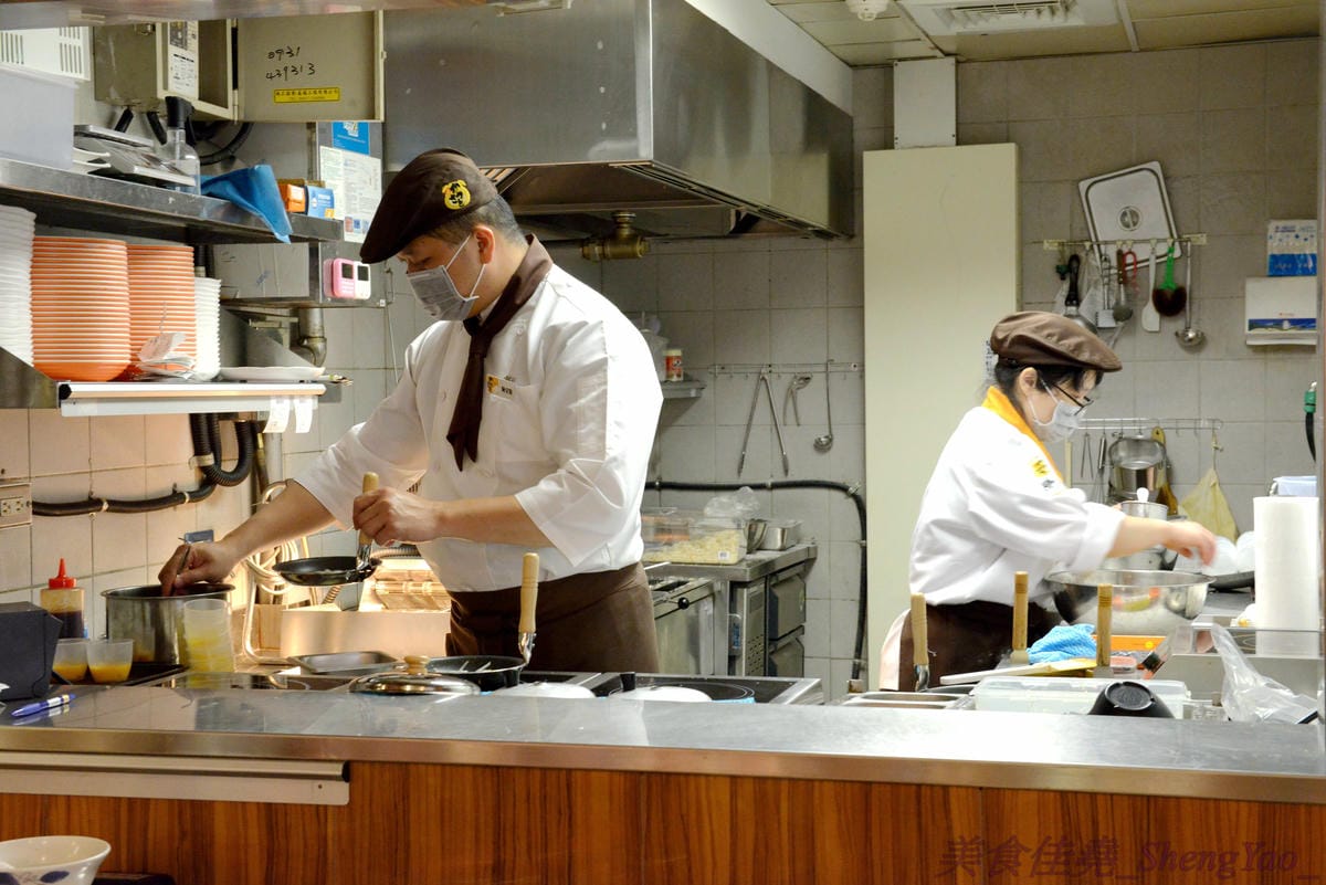 [台中西屯]勝里日式豬排專賣店 台中大遠百店 -來自名東京古屋愛知縣的人氣平價豬排連鎖專賣店,台灣第二家分店,豬排厚實有咬勁、外皮麵衣也頗有特色,口感令人印象深刻。(已歇業)