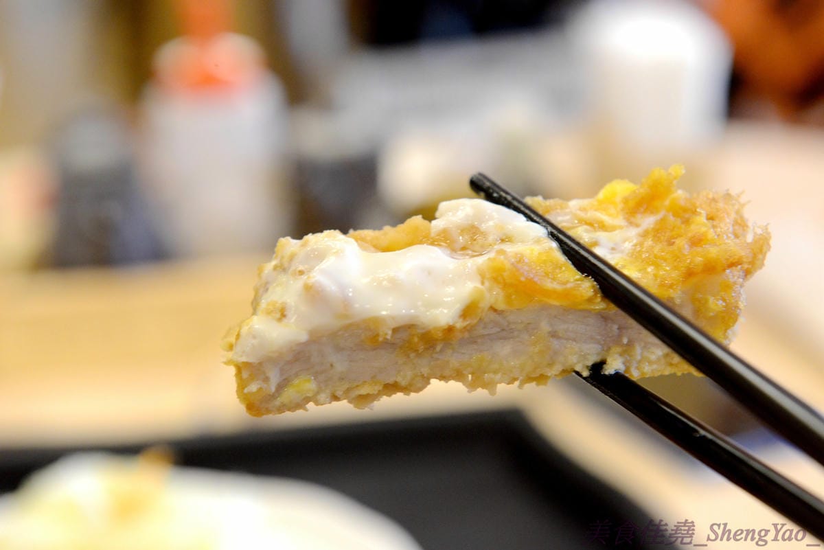 [台中西屯]勝里日式豬排專賣店 台中大遠百店 -來自名東京古屋愛知縣的人氣平價豬排連鎖專賣店,台灣第二家分店,豬排厚實有咬勁、外皮麵衣也頗有特色,口感令人印象深刻。(已歇業)
