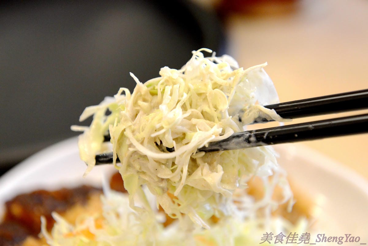 [台中西屯]勝里日式豬排專賣店 台中大遠百店 -來自名東京古屋愛知縣的人氣平價豬排連鎖專賣店,台灣第二家分店,豬排厚實有咬勁、外皮麵衣也頗有特色,口感令人印象深刻。(已歇業)