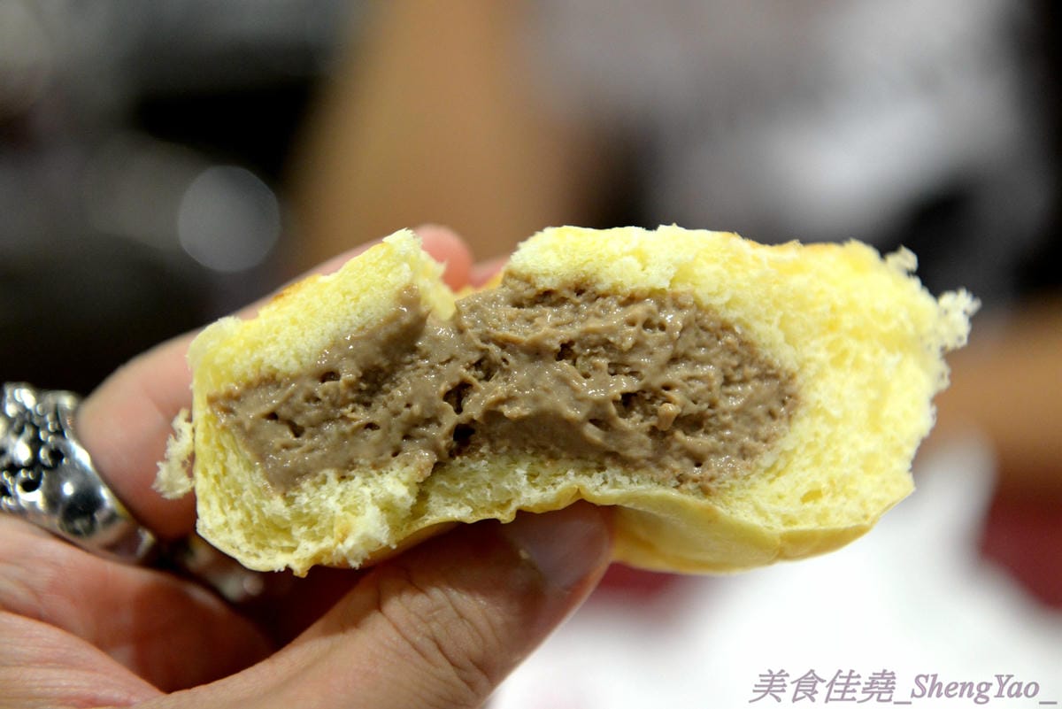 [台中西屯]八天堂 台中新光三越臨時櫃 – 曾創下單日銷售7000個的日本超人氣奶油麵包在台中設臨時櫃了,限時4/22-4/24三天,這次吃不到就要去台北吃了。(一次買10個以上就送大型保冷袋,每日限量50