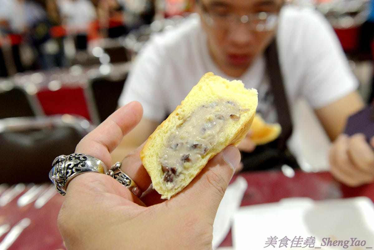 [台中西屯]八天堂 台中新光三越臨時櫃 – 曾創下單日銷售7000個的日本超人氣奶油麵包在台中設臨時櫃了,限時4/22-4/24三天,這次吃不到就要去台北吃了。(一次買10個以上就送大型保冷袋,每日限量50