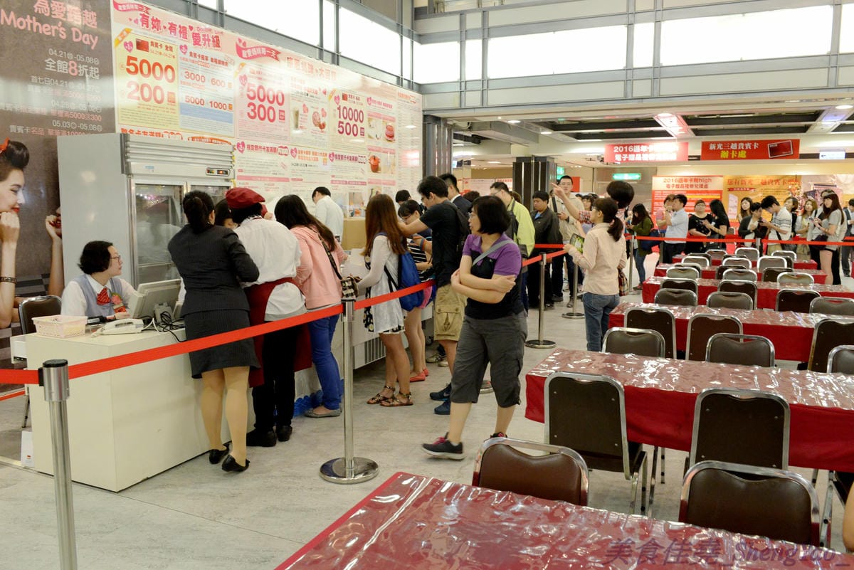 [台中西屯]八天堂 台中新光三越臨時櫃 – 曾創下單日銷售7000個的日本超人氣奶油麵包在台中設臨時櫃了,限時4/22-4/24三天,這次吃不到就要去台北吃了。(一次買10個以上就送大型保冷袋,每日限量50