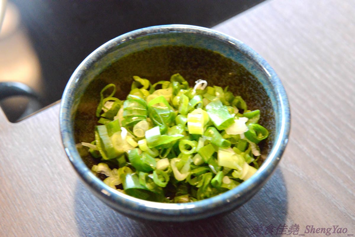 [台中西屯]老豆府麻辣火鍋/白玉養生鍋 – 台中新開的麻辣火鍋店,裝潢非常用心,氣氛佳,食材頗新鮮,肉類品質不錯,手打蝦仁漿超好吃,位置鄰近大隆路黃昏市場,停車非常方便。