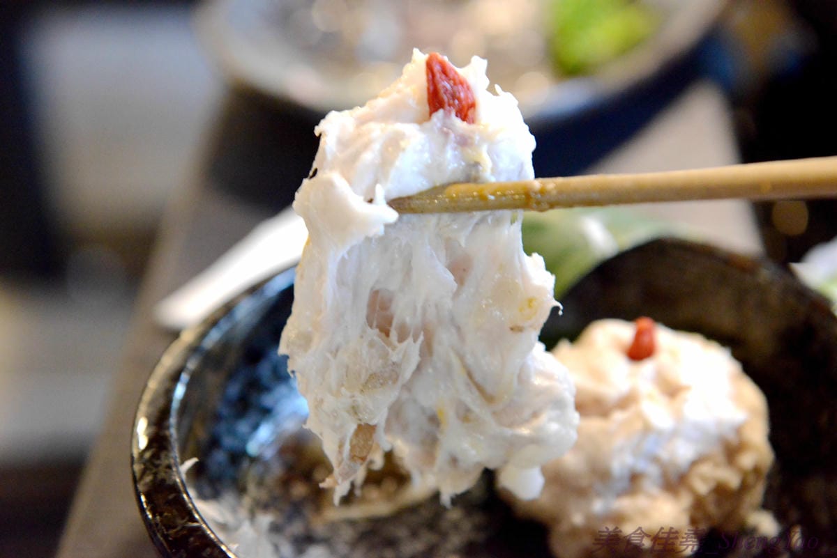 [台中西屯]老豆府麻辣火鍋/白玉養生鍋 – 台中新開的麻辣火鍋店,裝潢非常用心,氣氛佳,食材頗新鮮,肉類品質不錯,手打蝦仁漿超好吃,位置鄰近大隆路黃昏市場,停車非常方便。