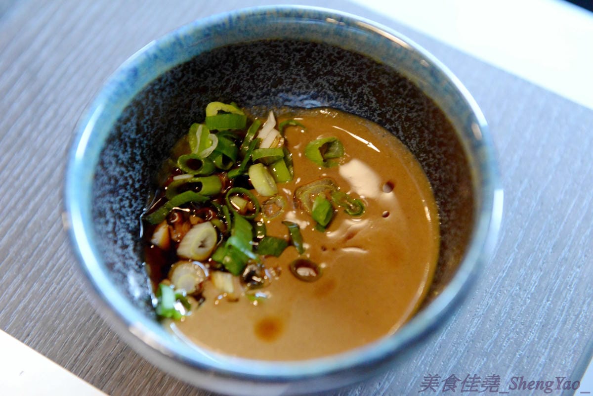 [台中西屯]老豆府麻辣火鍋/白玉養生鍋 – 台中新開的麻辣火鍋店,裝潢非常用心,氣氛佳,食材頗新鮮,肉類品質不錯,手打蝦仁漿超好吃,位置鄰近大隆路黃昏市場,停車非常方便。