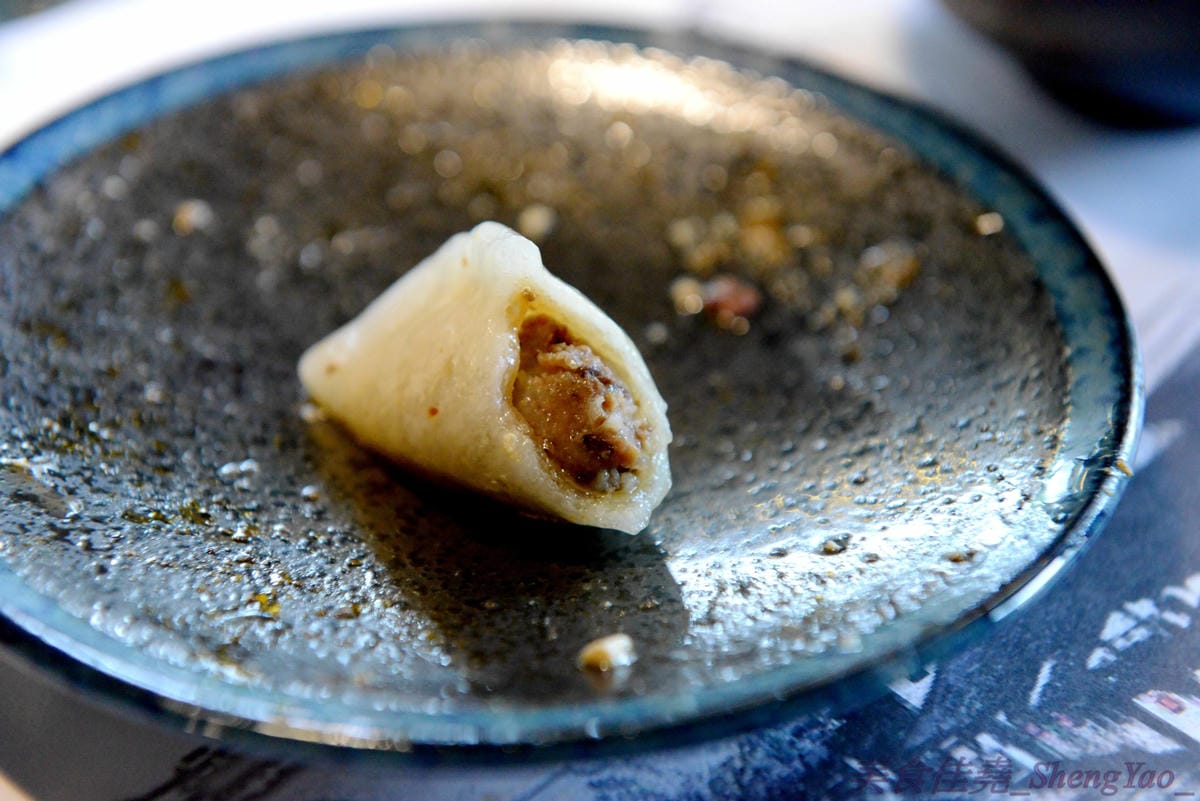 [台中西屯]老豆府麻辣火鍋/白玉養生鍋 – 台中新開的麻辣火鍋店,裝潢非常用心,氣氛佳,食材頗新鮮,肉類品質不錯,手打蝦仁漿超好吃,位置鄰近大隆路黃昏市場,停車非常方便。