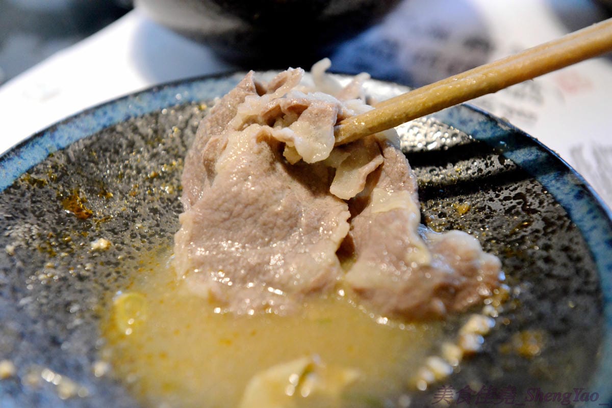 [台中西屯]老豆府麻辣火鍋/白玉養生鍋 – 台中新開的麻辣火鍋店,裝潢非常用心,氣氛佳,食材頗新鮮,肉類品質不錯,手打蝦仁漿超好吃,位置鄰近大隆路黃昏市場,停車非常方便。