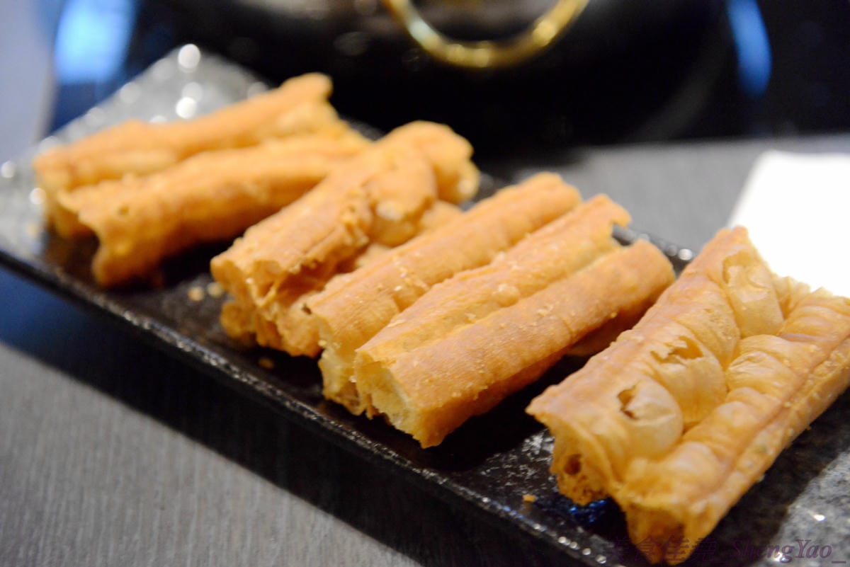 [台中西屯]老豆府麻辣火鍋/白玉養生鍋 – 台中新開的麻辣火鍋店,裝潢非常用心,氣氛佳,食材頗新鮮,肉類品質不錯,手打蝦仁漿超好吃,位置鄰近大隆路黃昏市場,停車非常方便。