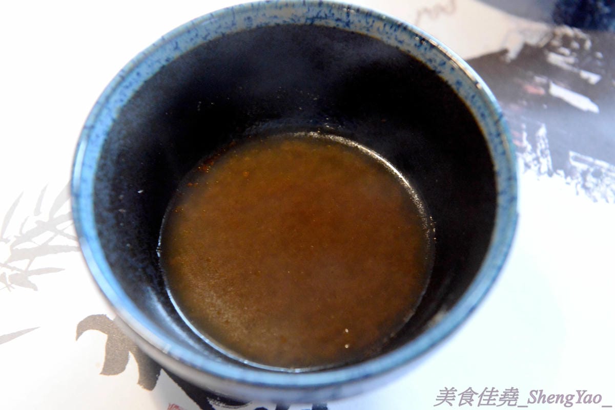 [台中西屯]老豆府麻辣火鍋/白玉養生鍋 – 台中新開的麻辣火鍋店,裝潢非常用心,氣氛佳,食材頗新鮮,肉類品質不錯,手打蝦仁漿超好吃,位置鄰近大隆路黃昏市場,停車非常方便。