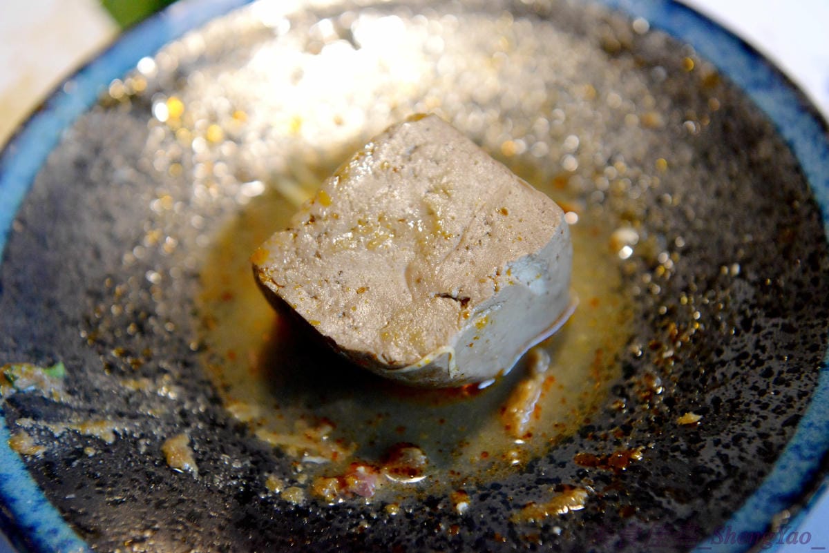 [台中西屯]老豆府麻辣火鍋/白玉養生鍋 – 台中新開的麻辣火鍋店,裝潢非常用心,氣氛佳,食材頗新鮮,肉類品質不錯,手打蝦仁漿超好吃,位置鄰近大隆路黃昏市場,停車非常方便。