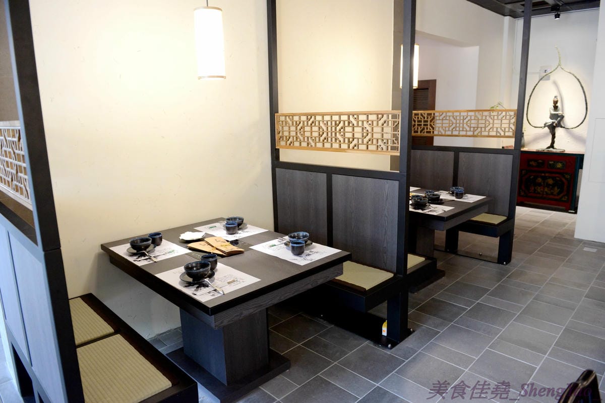 [台中西屯]老豆府麻辣火鍋/白玉養生鍋 – 台中新開的麻辣火鍋店,裝潢非常用心,氣氛佳,食材頗新鮮,肉類品質不錯,手打蝦仁漿超好吃,位置鄰近大隆路黃昏市場,停車非常方便。