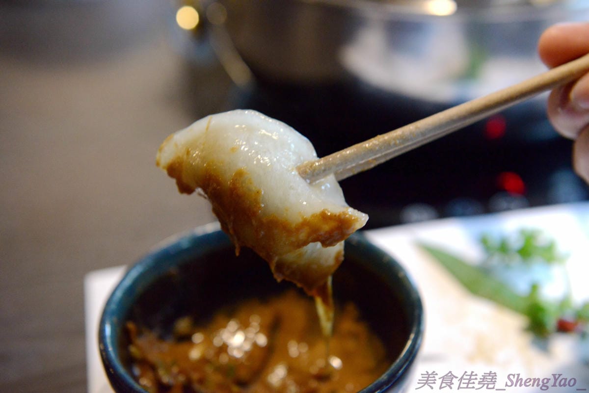 [台中西屯]老豆府麻辣火鍋/白玉養生鍋 – 台中新開的麻辣火鍋店,裝潢非常用心,氣氛佳,食材頗新鮮,肉類品質不錯,手打蝦仁漿超好吃,位置鄰近大隆路黃昏市場,停車非常方便。