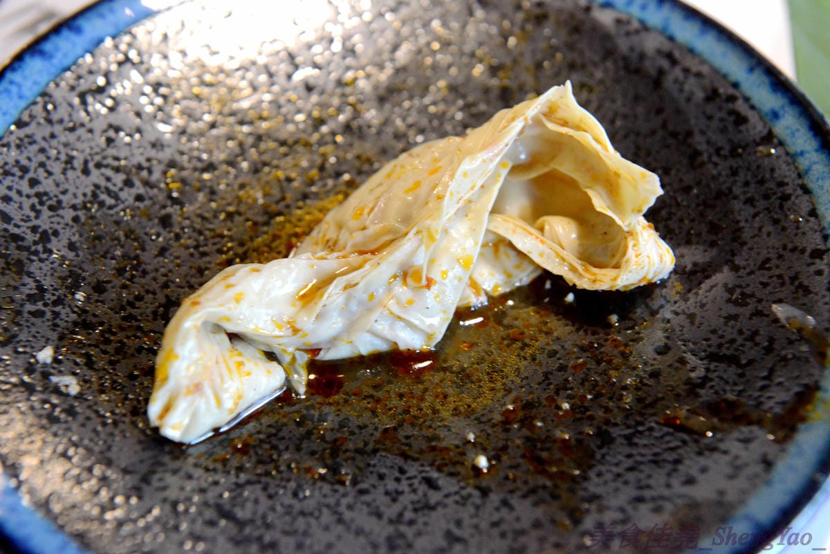 [台中西屯]老豆府麻辣火鍋/白玉養生鍋 – 台中新開的麻辣火鍋店,裝潢非常用心,氣氛佳,食材頗新鮮,肉類品質不錯,手打蝦仁漿超好吃,位置鄰近大隆路黃昏市場,停車非常方便。