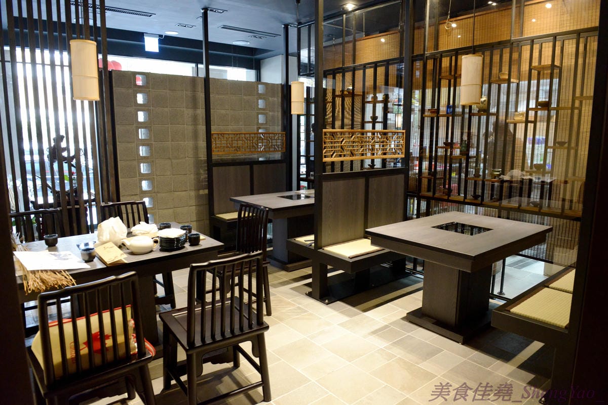 [台中西屯]老豆府麻辣火鍋/白玉養生鍋 – 台中新開的麻辣火鍋店,裝潢非常用心,氣氛佳,食材頗新鮮,肉類品質不錯,手打蝦仁漿超好吃,位置鄰近大隆路黃昏市場,停車非常方便。