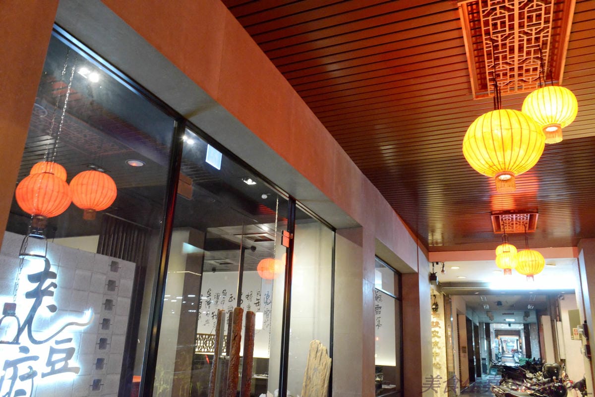 [台中西屯]老豆府麻辣火鍋/白玉養生鍋 – 台中新開的麻辣火鍋店,裝潢非常用心,氣氛佳,食材頗新鮮,肉類品質不錯,手打蝦仁漿超好吃,位置鄰近大隆路黃昏市場,停車非常方便。