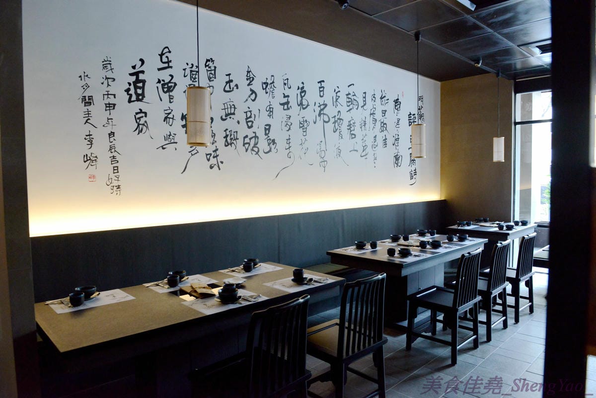 [台中西屯]老豆府麻辣火鍋/白玉養生鍋 – 台中新開的麻辣火鍋店,裝潢非常用心,氣氛佳,食材頗新鮮,肉類品質不錯,手打蝦仁漿超好吃,位置鄰近大隆路黃昏市場,停車非常方便。