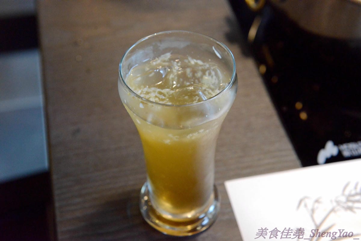 [台中西屯]老豆府麻辣火鍋/白玉養生鍋 – 台中新開的麻辣火鍋店,裝潢非常用心,氣氛佳,食材頗新鮮,肉類品質不錯,手打蝦仁漿超好吃,位置鄰近大隆路黃昏市場,停車非常方便。