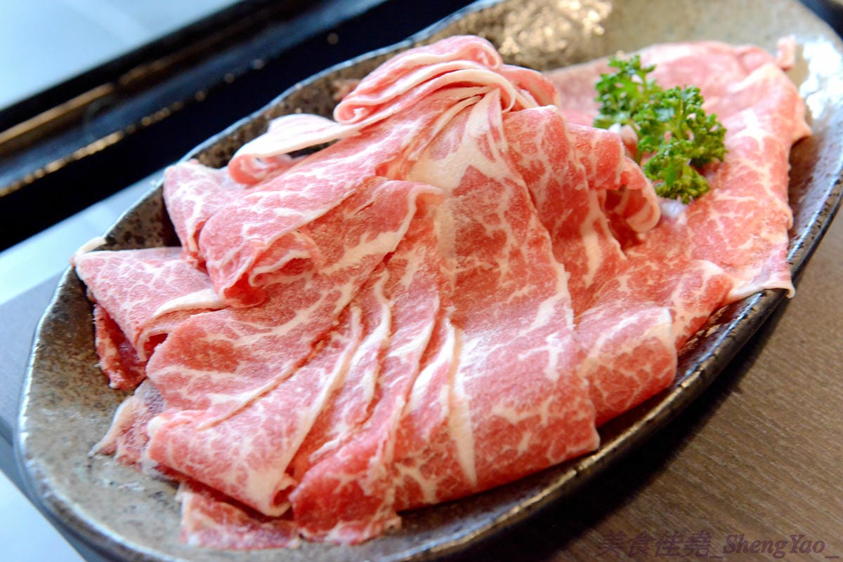 [台中西屯]老豆府麻辣火鍋/白玉養生鍋 – 台中新開的麻辣火鍋店,裝潢非常用心,氣氛佳,食材頗新鮮,肉類品質不錯,手打蝦仁漿超好吃,位置鄰近大隆路黃昏市場,停車非常方便。