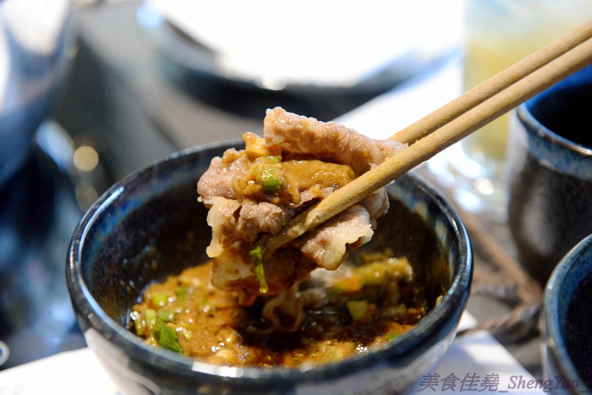 [台中西屯]老豆府麻辣火鍋/白玉養生鍋 – 台中新開的麻辣火鍋店,裝潢非常用心,氣氛佳,食材頗新鮮,肉類品質不錯,手打蝦仁漿超好吃,位置鄰近大隆路黃昏市場,停車非常方便。