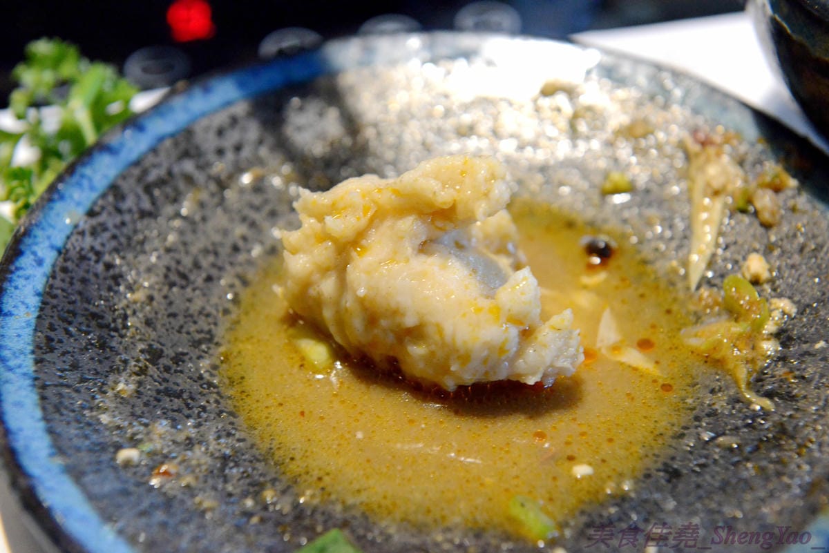 [台中西屯]老豆府麻辣火鍋/白玉養生鍋 – 台中新開的麻辣火鍋店,裝潢非常用心,氣氛佳,食材頗新鮮,肉類品質不錯,手打蝦仁漿超好吃,位置鄰近大隆路黃昏市場,停車非常方便。
