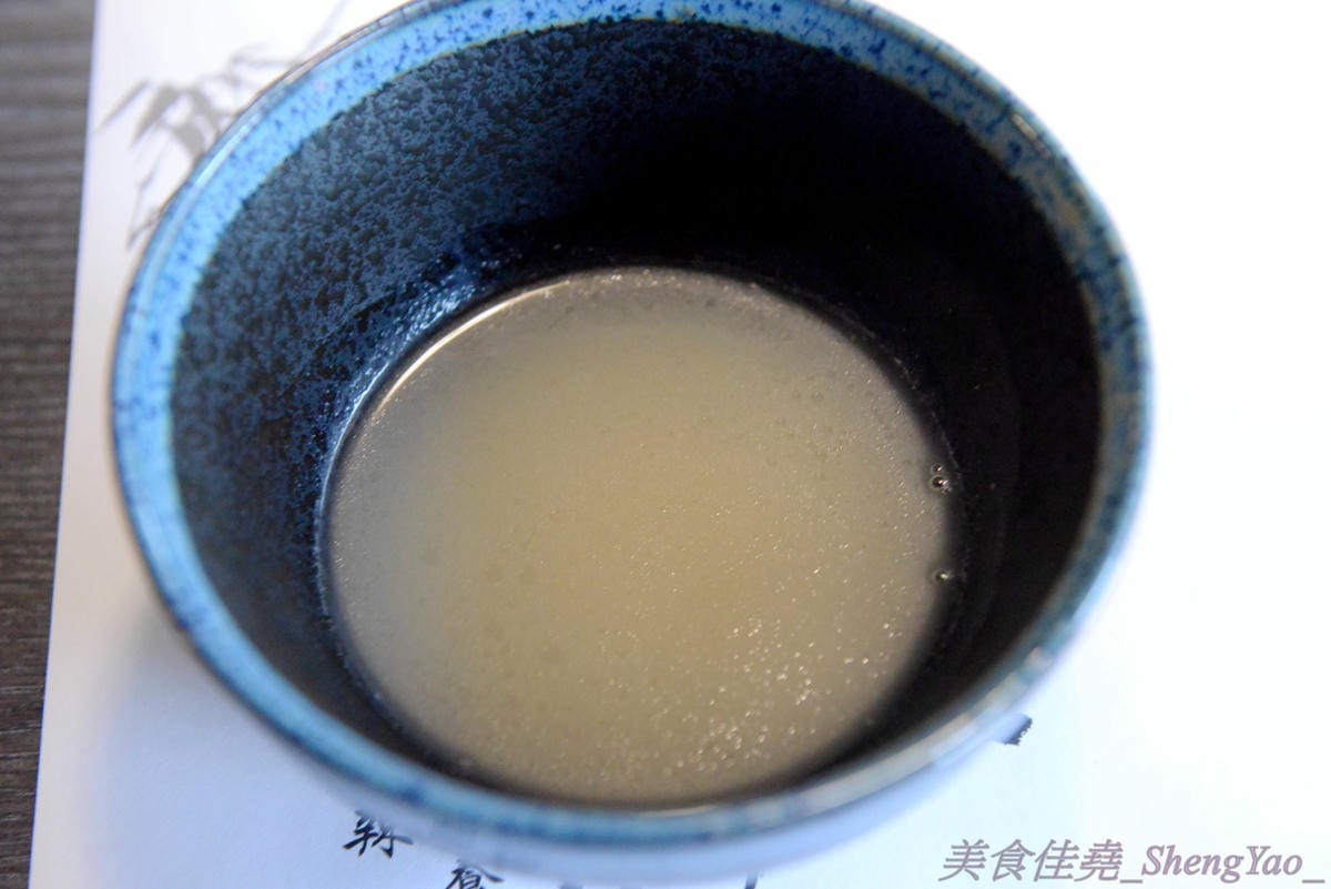 [台中西屯]老豆府麻辣火鍋/白玉養生鍋 – 台中新開的麻辣火鍋店,裝潢非常用心,氣氛佳,食材頗新鮮,肉類品質不錯,手打蝦仁漿超好吃,位置鄰近大隆路黃昏市場,停車非常方便。