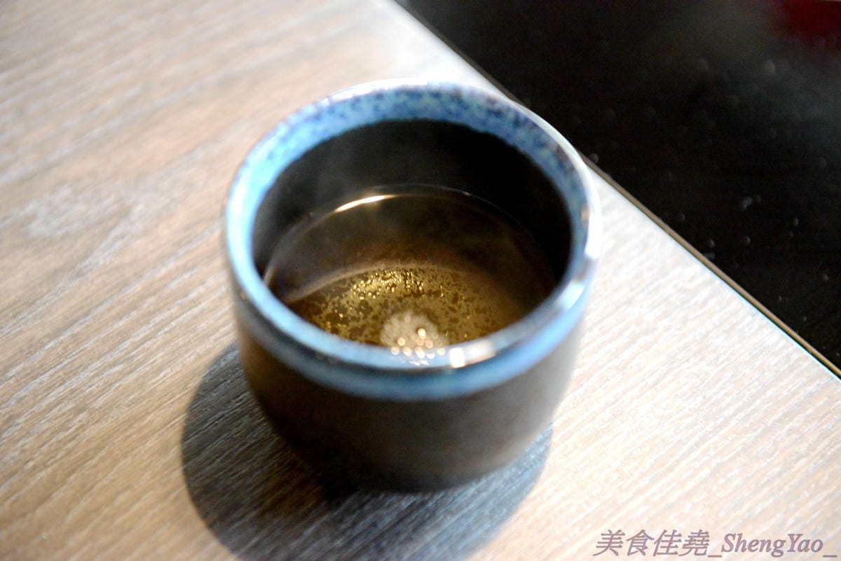 [台中西屯]老豆府麻辣火鍋/白玉養生鍋 – 台中新開的麻辣火鍋店,裝潢非常用心,氣氛佳,食材頗新鮮,肉類品質不錯,手打蝦仁漿超好吃,位置鄰近大隆路黃昏市場,停車非常方便。