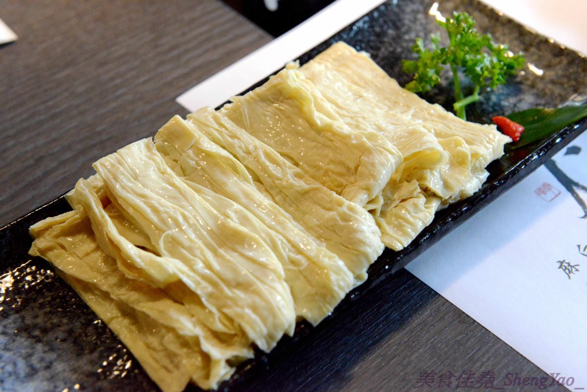 [台中西屯]老豆府麻辣火鍋/白玉養生鍋 – 台中新開的麻辣火鍋店,裝潢非常用心,氣氛佳,食材頗新鮮,肉類品質不錯,手打蝦仁漿超好吃,位置鄰近大隆路黃昏市場,停車非常方便。