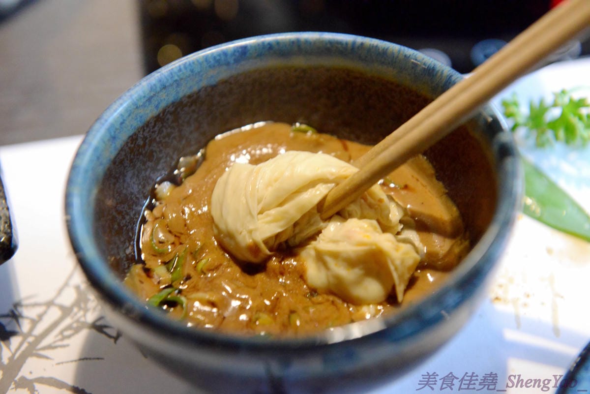 [台中西屯]老豆府麻辣火鍋/白玉養生鍋 – 台中新開的麻辣火鍋店,裝潢非常用心,氣氛佳,食材頗新鮮,肉類品質不錯,手打蝦仁漿超好吃,位置鄰近大隆路黃昏市場,停車非常方便。