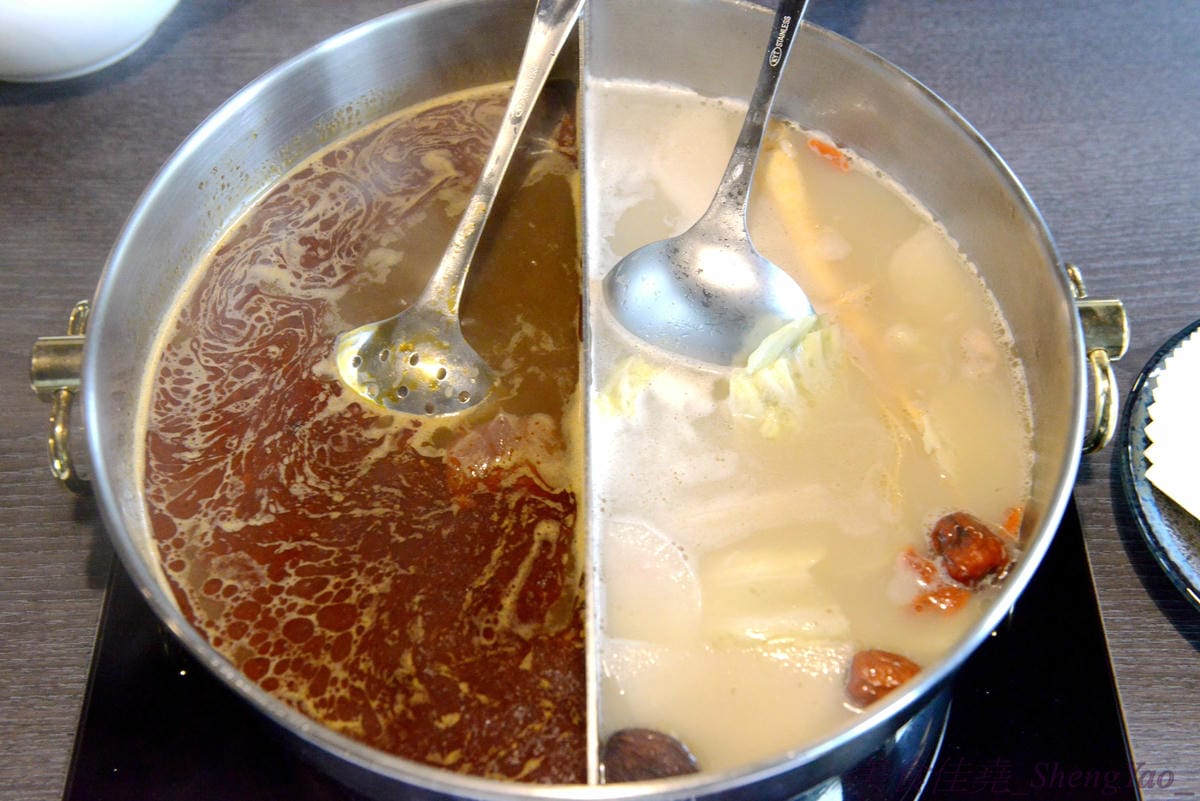 [台中西屯]老豆府麻辣火鍋/白玉養生鍋 – 台中新開的麻辣火鍋店,裝潢非常用心,氣氛佳,食材頗新鮮,肉類品質不錯,手打蝦仁漿超好吃,位置鄰近大隆路黃昏市場,停車非常方便。