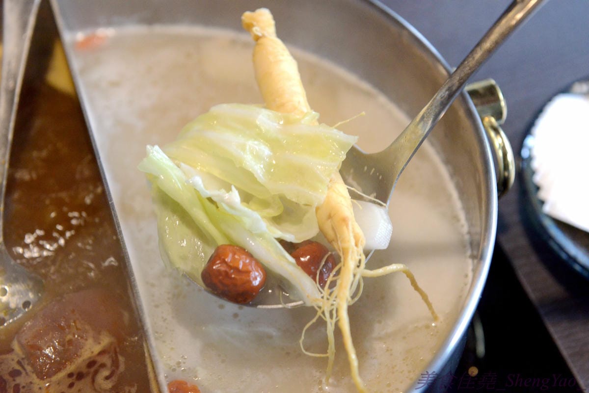 [台中西屯]老豆府麻辣火鍋/白玉養生鍋 – 台中新開的麻辣火鍋店,裝潢非常用心,氣氛佳,食材頗新鮮,肉類品質不錯,手打蝦仁漿超好吃,位置鄰近大隆路黃昏市場,停車非常方便。